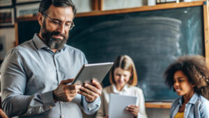 Do Escritório à Sala de Aula: A Revolução da Gestão Escolar através da Inovação Tecnológica