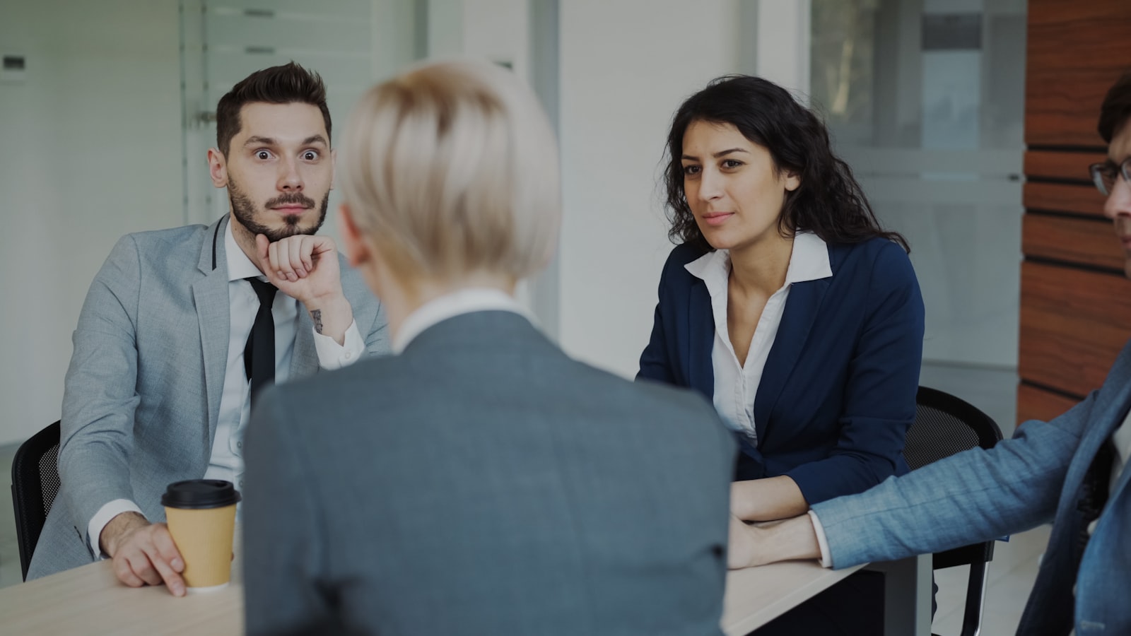 Reunião de gestores comparando sistemas de gestão escolar